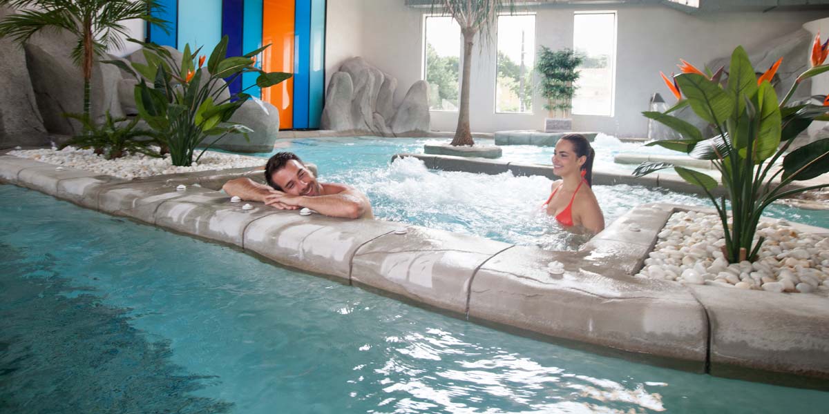 Bekken met jacuzzi op camping Le Fief spa in Saint-Brevin