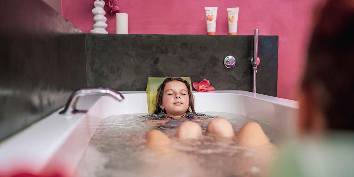 Massage voor kinderen in de spa van camping Le Fief in Saint-Brevin