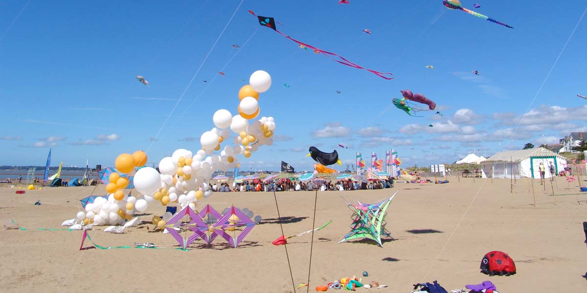 Luftballons und Drachen am Strand von Saint-Brevin in der südlichen Bretagne