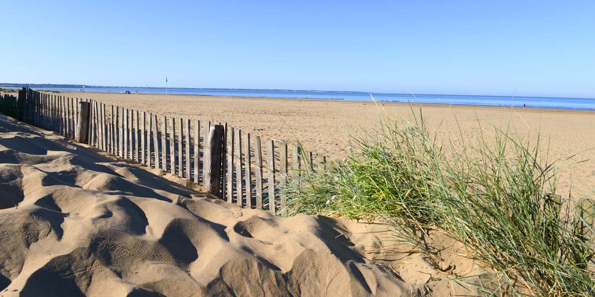 Uitzicht op Saint-Brevin strand met heg en wilde planten in het zuiden van Bretagne