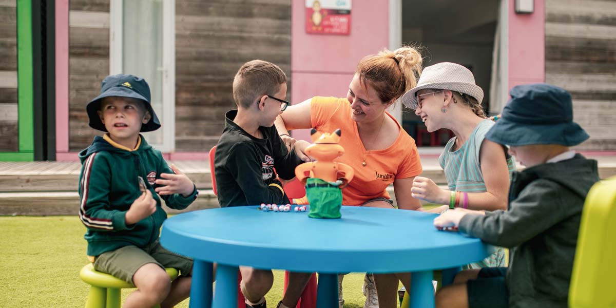 Groep kinderen met de mascotte van camping Le Fief in Saint-Brevin in Loire-Atlantique