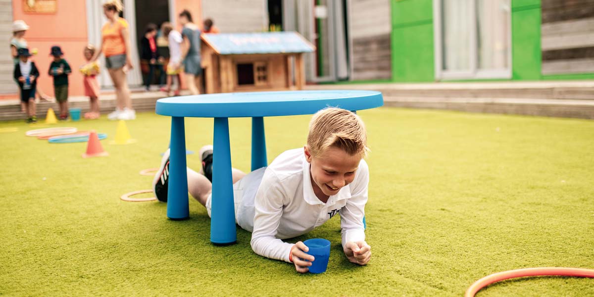 Enfants jouant en plein-air au club-enfants du camping Le Fief à Saint-Brevin