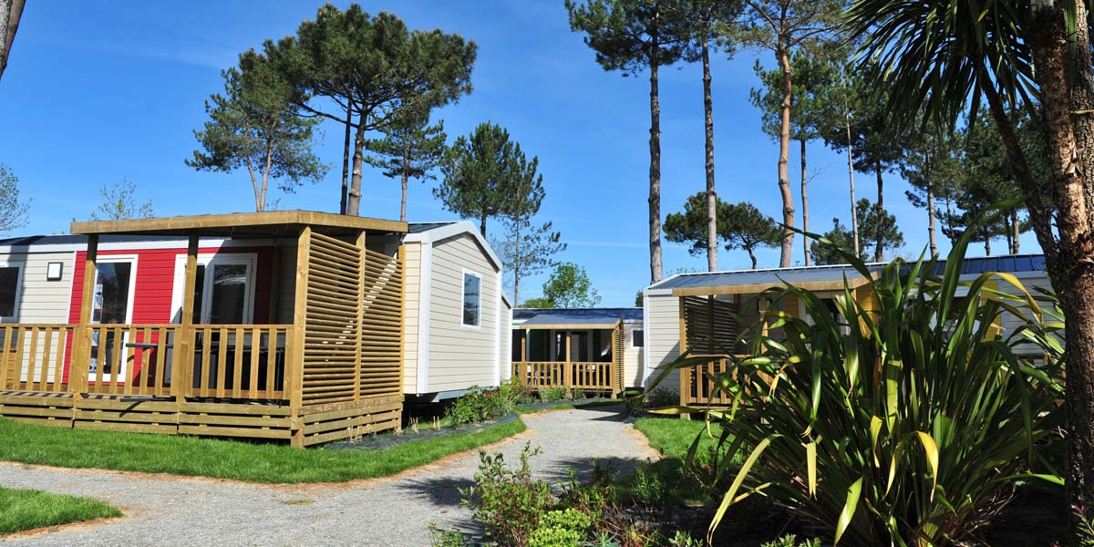 Mobile home with wooden terrace in the Comfort village park at Le Fief campsite