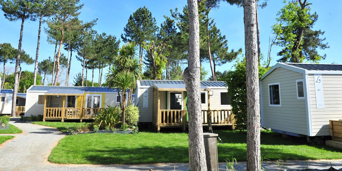 Allées du village de mobil-homes au camping Le Fief en Bretagne sud