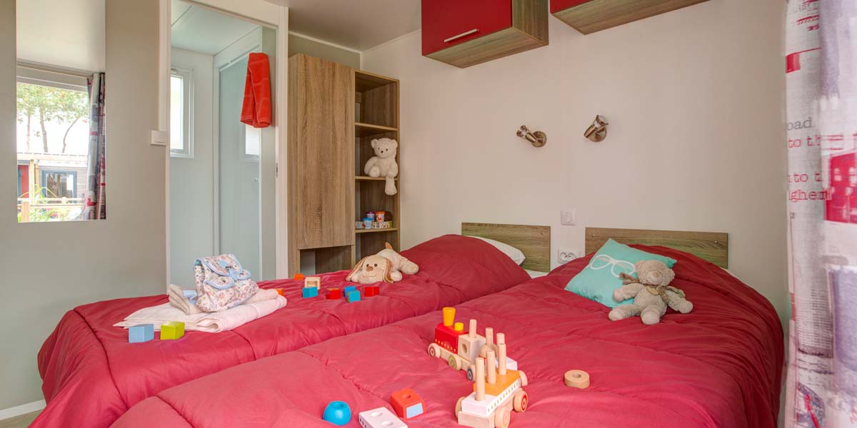 Kinderkamer met eenpersoonsbedden van de stacaravan Atlantic in Saint-Brevin