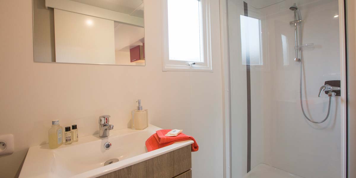 Bathroom of a mobile home for rent in Saint-Brevin in southern Brittany