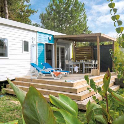 La terrasse semi-couverte d'un mobil-home confort à Saint-Brevin