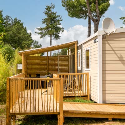 Terrasse accessible en fauteuil roulant du mobil-home PMR au camping Le Fief