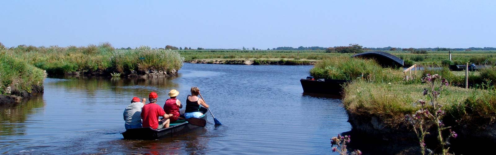 A family of campers on a boat in Brière in southern Brittany