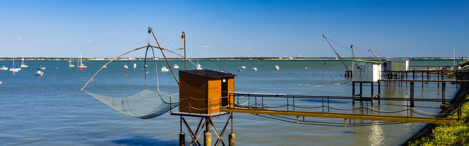 Des cabanes de pêcheurs dans l'estuaire de la Loire près du camping le Fief