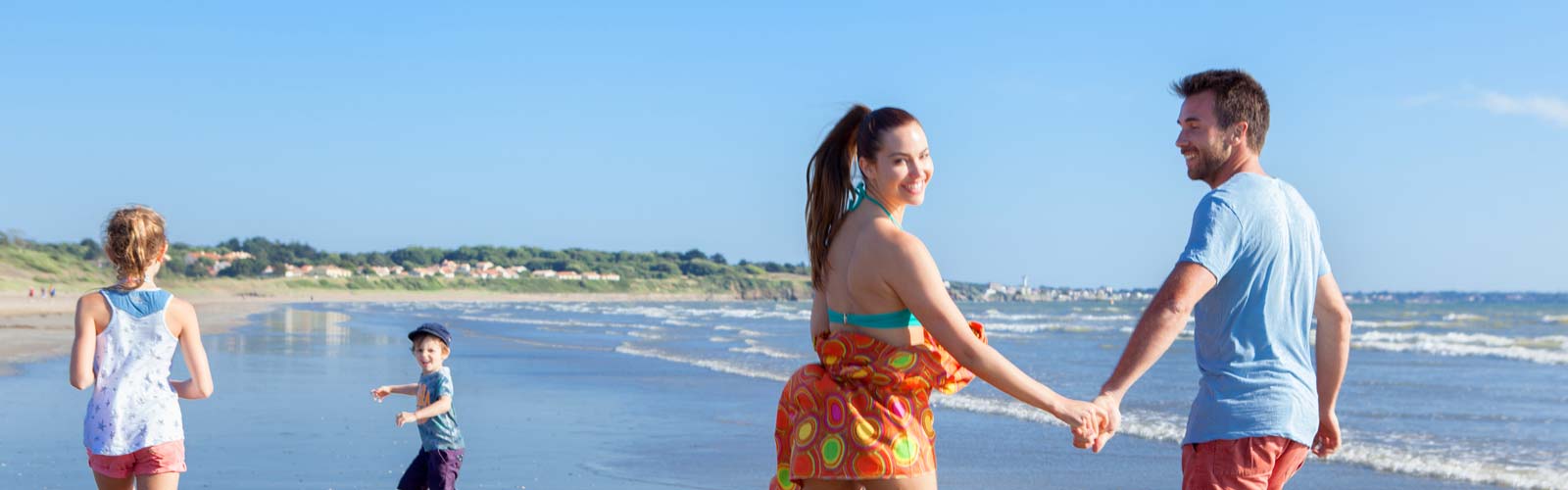 Famille de campeur sur la plage de Saint-Brevin en Bretagne sud