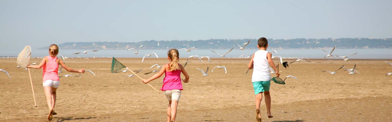 Familie von Campern am Strand von Saint-Brevin in der südlichen Bretagne