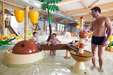 Jeux pour enfants dans l'espace aquatique couvert du camping