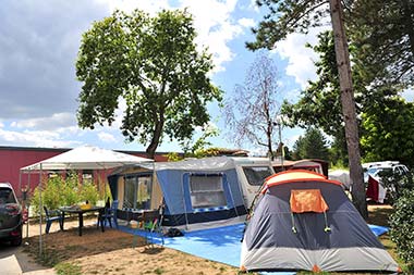 Zelte und Wohnwägen auf dem Campingplatz Le Fief an der Atlantikküste in der Südbretagne
