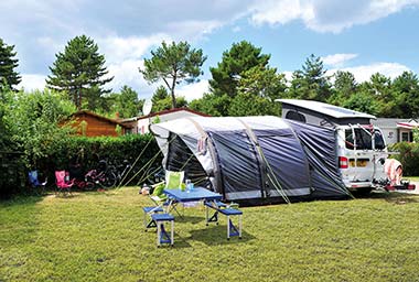 Vaste emplacement pour tente dans le parc du camping Le Fief en Bretagne sud