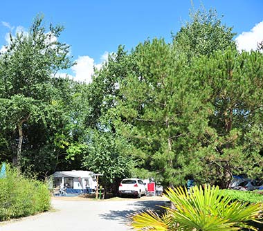 Emplacement ombragé pour caravane au camping Le Fief à Saint-Brevin