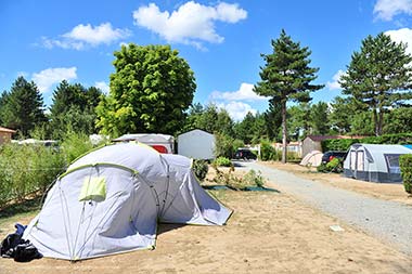 Une allées et des emplacements pour tente au camping Le Fief en Loire-Atlantique
