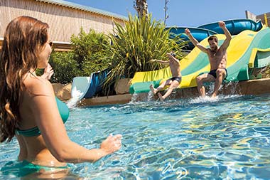 Toboggans aquatiques extérieurs au camping Le Fief en Loire-Atlantique