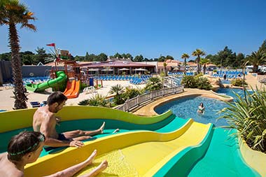 Vue des toboggans aquatiques de la piscine du camping Le Fief à Saint-Brevin