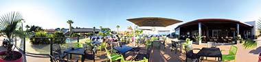 Vue panoramique de la terrasse du bar restaurant Le Punta Cana (camping Le Fief)