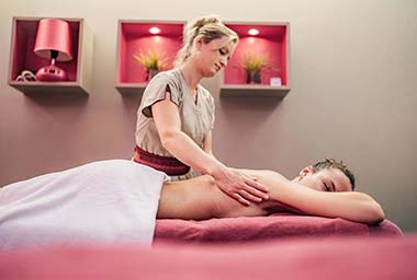 Massage Behandlung im Spa des Campingplatzes Le Fief in der Südbretagne
