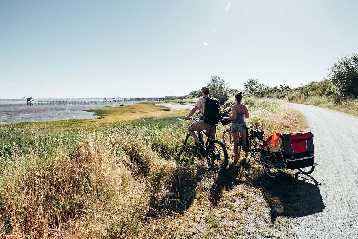 Paar gepensioneerde fietsers in de buurt van camping Le Fief in Loire-Atlantique