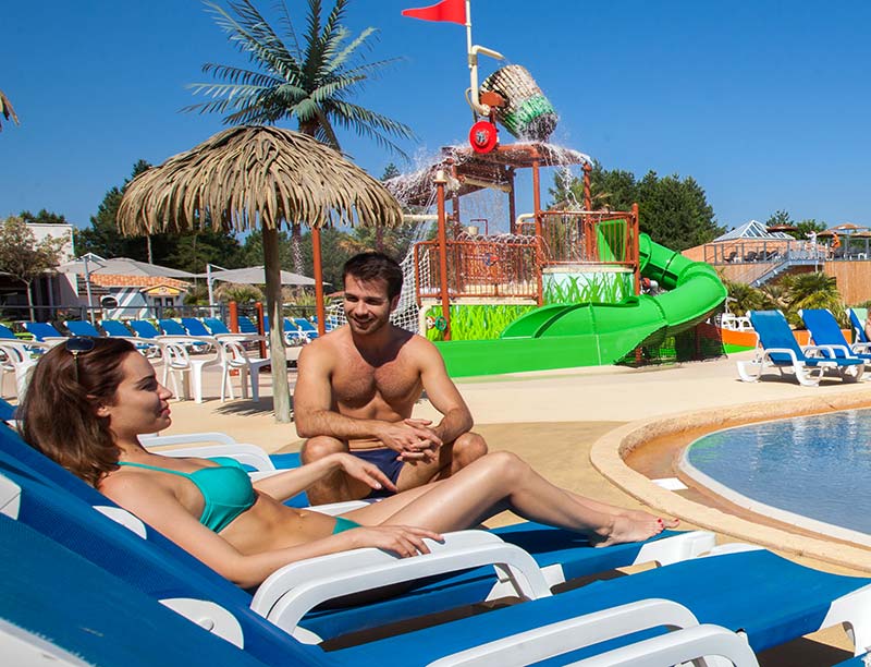 Aquaplay mit Eimer Wasser im aquatischen Bereich des Campingplatzes in der südlichen Bretagne