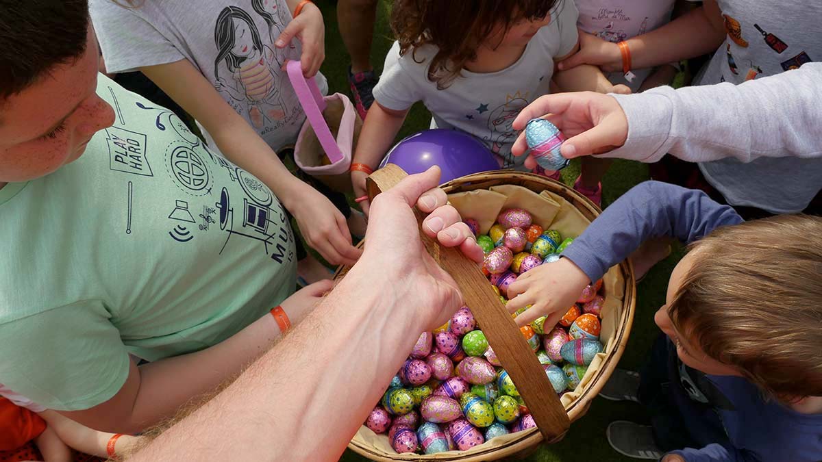 Kinderen rond een tafel in de kinderclub van camping Le Fief in Saint-Brevin