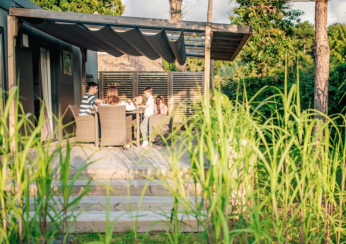 Die Terrasse mit Liegestuhl eines Mobilheims auf dem Campingplatz Le Fief in Loire-Atlantique