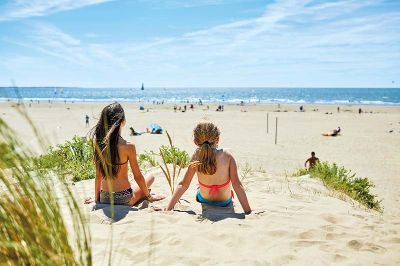 Kinderen op het strand van Saint-Brevin bij camping Le Fief