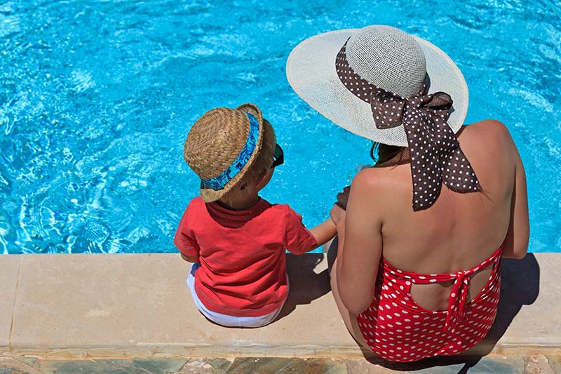 Eine Mutter und ein Baby am Swimmingpool auf dem Campingplatz Le Fief in Saint-Brevin