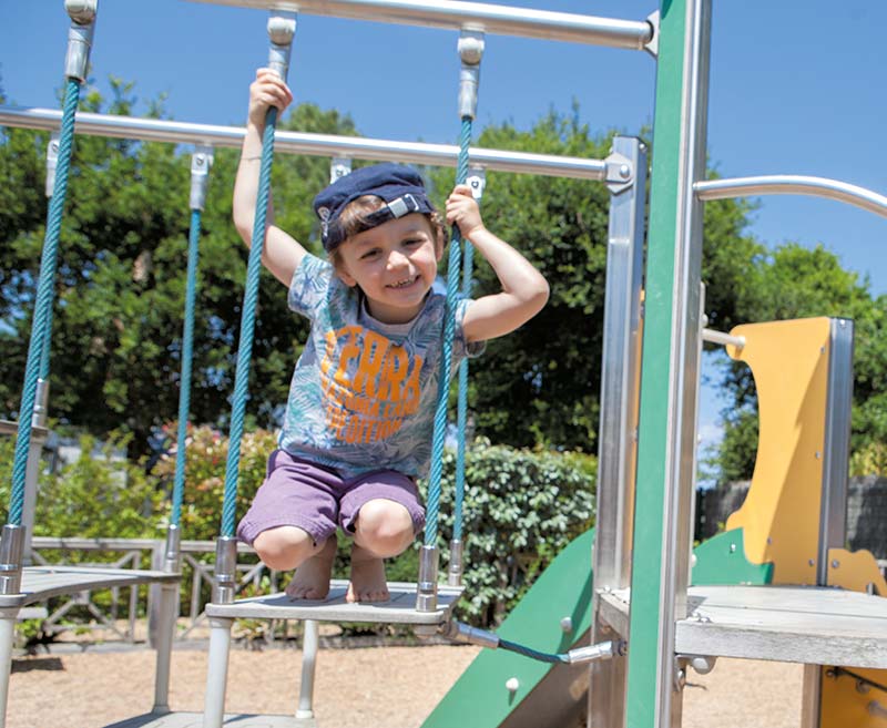 Kinder, Animatoren und Maskottchen des Campingplatzes auf dem Campingplatz Le Fief in Saint-Brevin