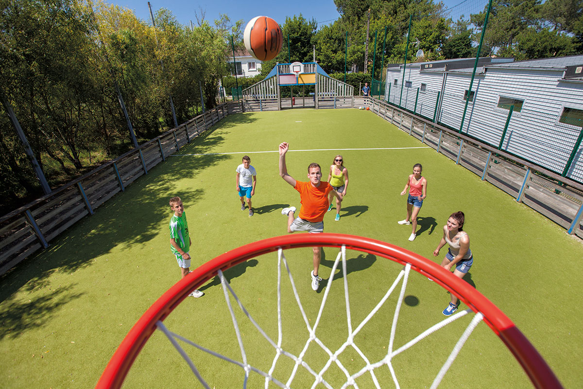 Basketbalspelers op het multisportveld van camping Le Fief in Loire-Atlantique