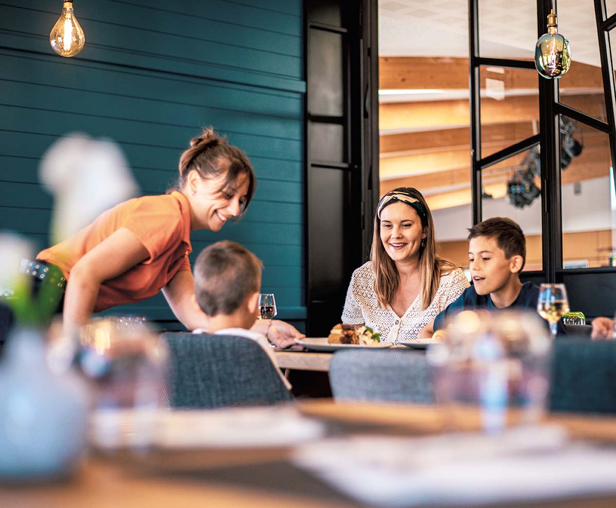 Het schaduwrijke terras van het restaurant van camping Le Fief in Loire-Atlantique