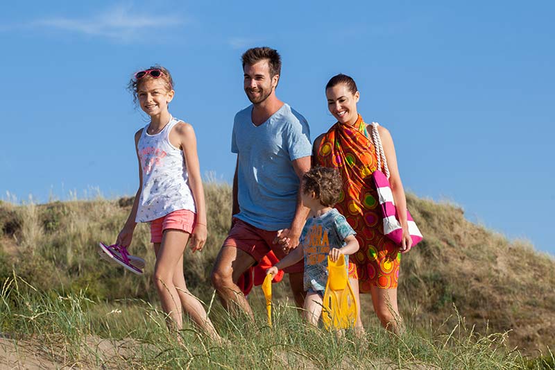 Famille de campeurs sur les dunes de la plage de Saint-Brevin