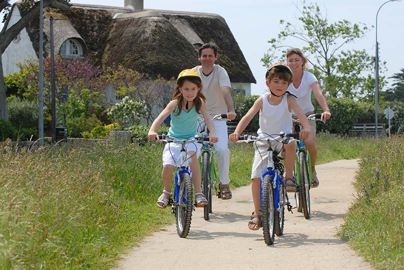 Bicycle path with family of campers in Loire Atlantique at camping le Fief