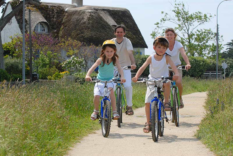 Radweg mit Camperfamilie in der Loire Atlantique auf dem Campingplatz Le Fief