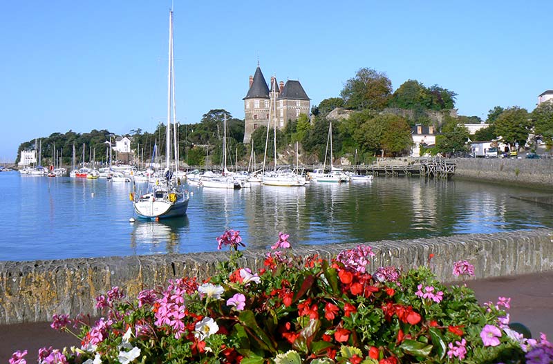 Blick auf den Hafen und das Schloss von Pornic in der Nähe des Campingplatzes Le Fief